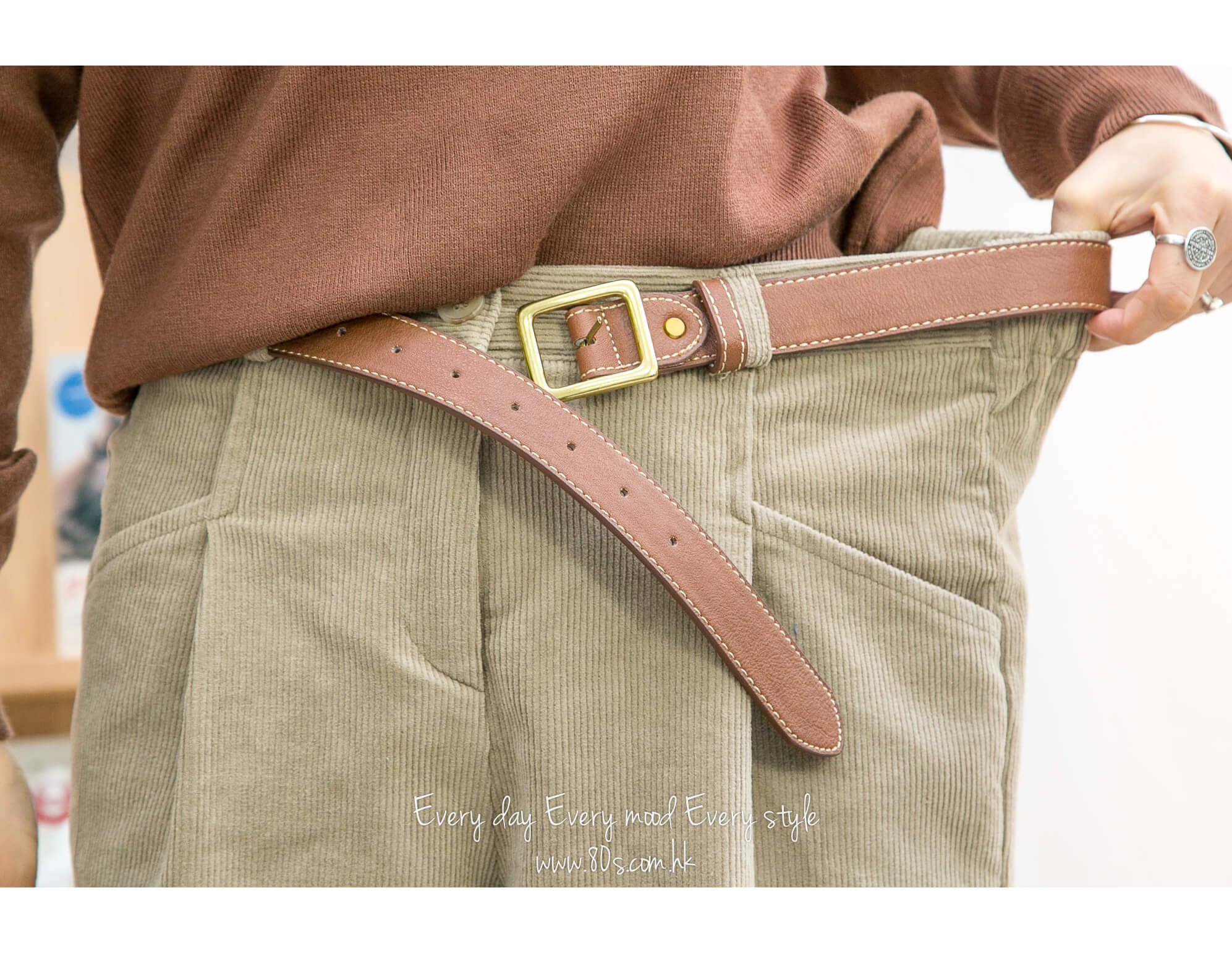 2215-1204A - 設計感 -後腰橡根 ‧ 前腰扣 ‧ 前兩袋 燈芯絨料短褲 (韓國)  